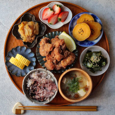 炸鸡 鸡蛋卷 唐揚げ、だし巻き卵、白菜とツナの無水煮、安納芋の甘煮、わかめと胡瓜の酢の物、なめこと豆腐の酒粕入り味噌汁、雑穀ご飯、いちご 