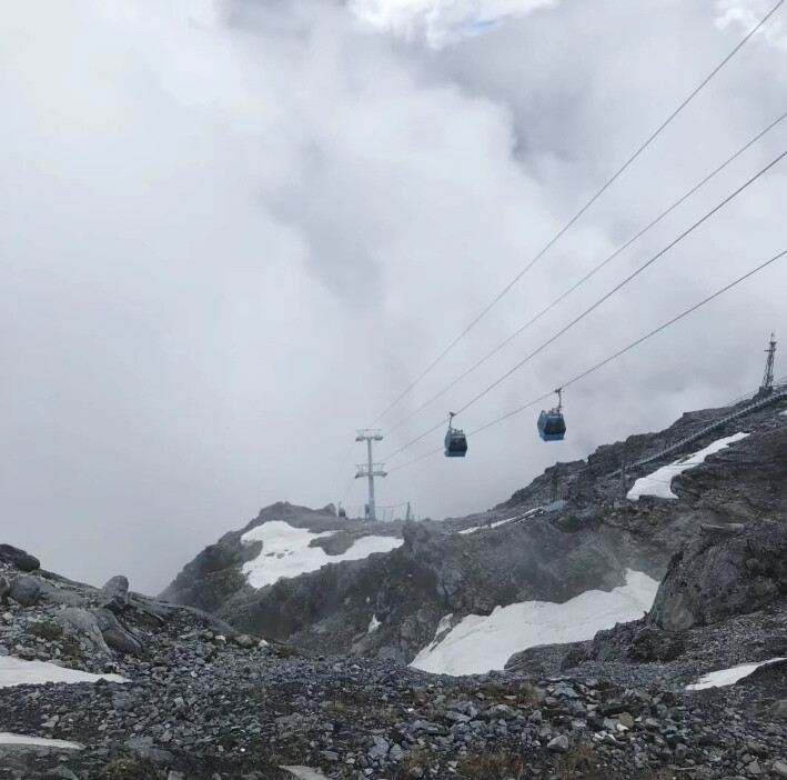 雪山。