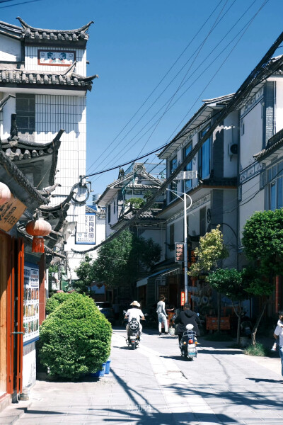 雨季過去，在九月來到大理旅居，一周過去仍然會(huì)被高飽和的天空、漫畫感的云以及嫵媚的晚霞美到失語。
攝影@劉知著
#微博手機(jī)影像年##生活# ?