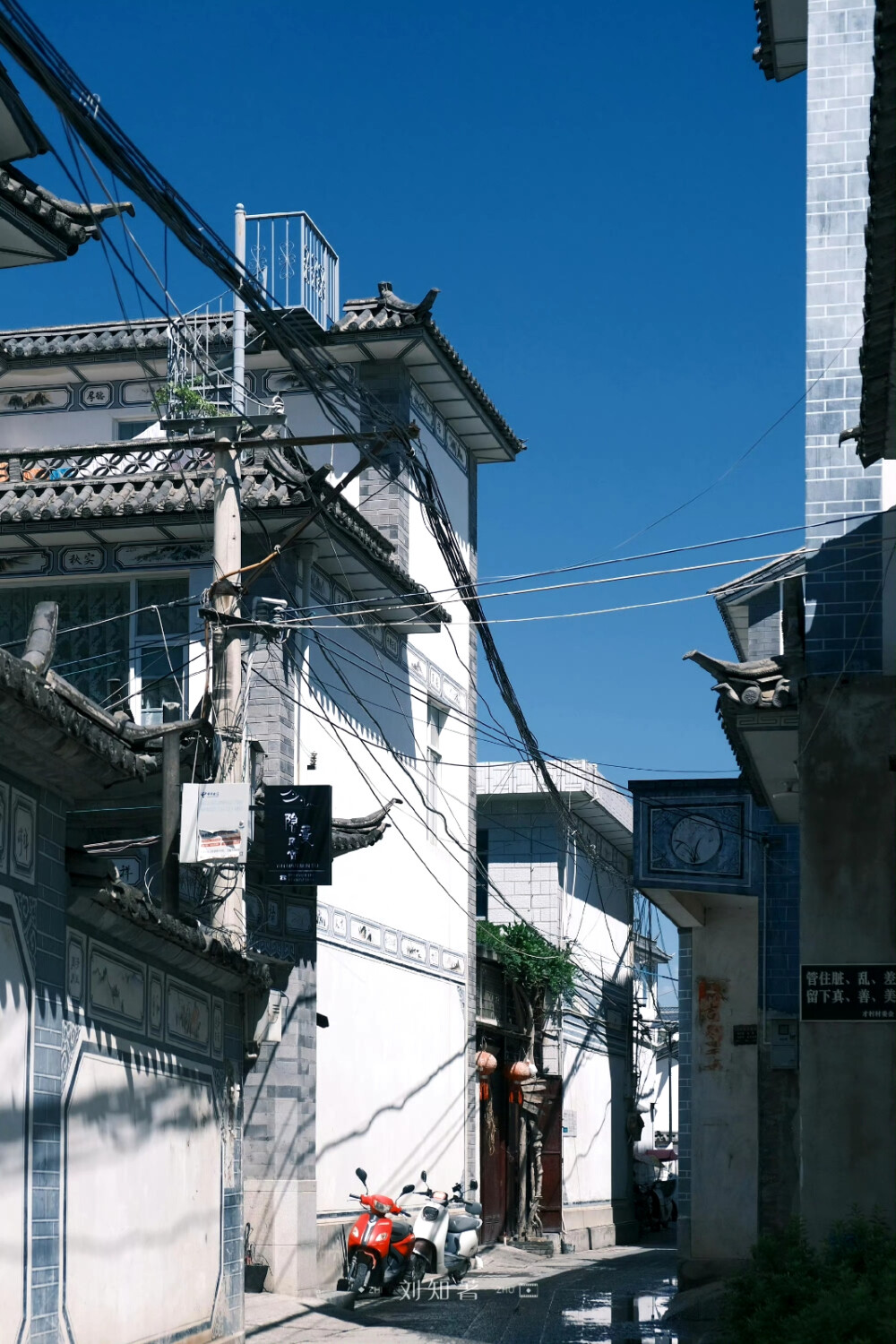 雨季过去，在九月来到大理旅居，一周过去仍然会被高饱和的天空、漫画感的云以及妩媚的晚霞美到失语。
摄影@刘知著
#微博手机影像年##生活# ?