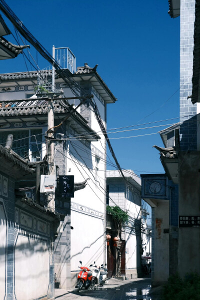 雨季過去，在九月來到大理旅居，一周過去仍然會(huì)被高飽和的天空、漫畫感的云以及嫵媚的晚霞美到失語。
攝影@劉知著
#微博手機(jī)影像年##生活# ?