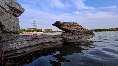 画中有画魅力无穷。清清的湖岸风景秀丽，作为湖边的主体景观石，更是值得观察欣赏。景石的形状纹路线条，凹凸有致格外突触，真是看久了人都醉了。陶醉在既普通又有其独特的一面，奇特的景石，值得为他陶醉，为他而分…