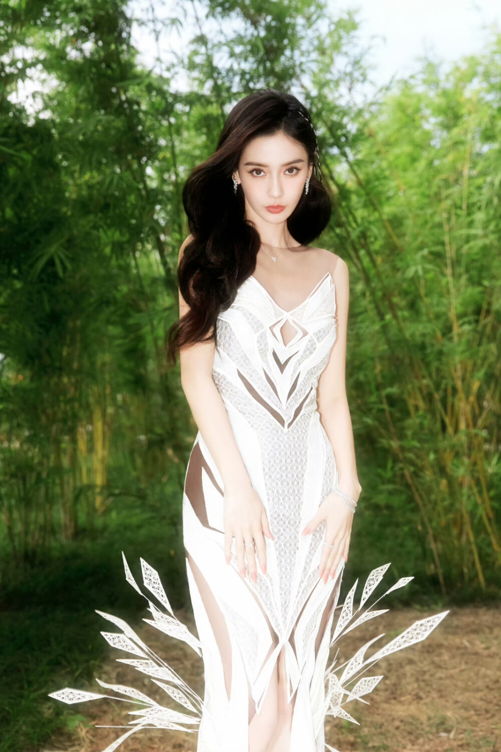 #angelababy[超话]# ·#Angelababy赛博白战裙# ·#Angelababy竹林白孔雀# 月光引线雀翎为衫，皎白之羽装点曼妙意蕴。和boss颖@angelababy 一起战至终章，于竹林间邂逅初秋浪漫