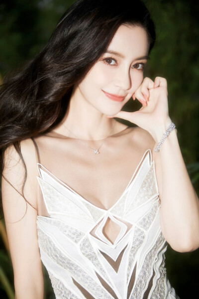 #angelababy[超话]# ·#Angelababy赛博白战裙# ·#Angelababy竹林白孔雀# 月光引线雀翎为衫，皎白之羽装点曼妙意蕴。和boss颖@angelababy 一起战至终章，于竹林间邂逅初秋浪漫