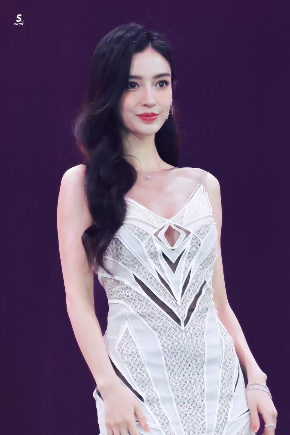 #angelababy[超话]# ·#Angelababy赛博白战裙# ·#Angelababy竹林白孔雀# 月光引线雀翎为衫，皎白之羽装点曼妙意蕴。和boss颖@angelababy 一起战至终章，于竹林间邂逅初秋浪漫