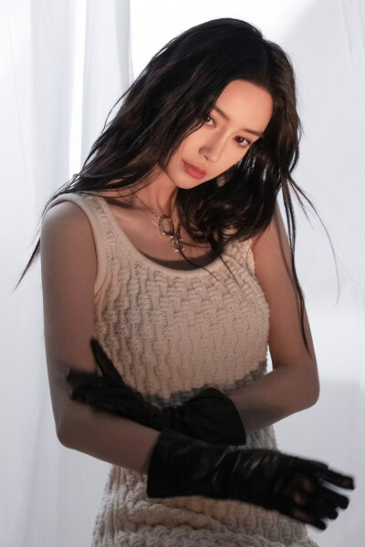 #angelababy[超话]# ·#Angelababy琉光陨石封面大片# 光影翩跹，梦幻交织，轻纱迭起潮涌，坠入空灵梦境。与boss颖@angelababy 一起穿梭宇宙，开启神秘时空旅程