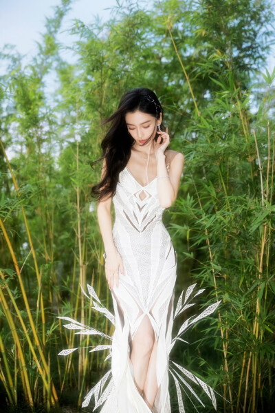 #angelababy[超话]# ·#Angelababy赛博白战裙# ·#Angelababy竹林白孔雀# 月光引线雀翎为衫，皎白之羽装点曼妙意蕴。和boss颖@angelababy 一起战至终章，于竹林间邂逅初秋浪漫