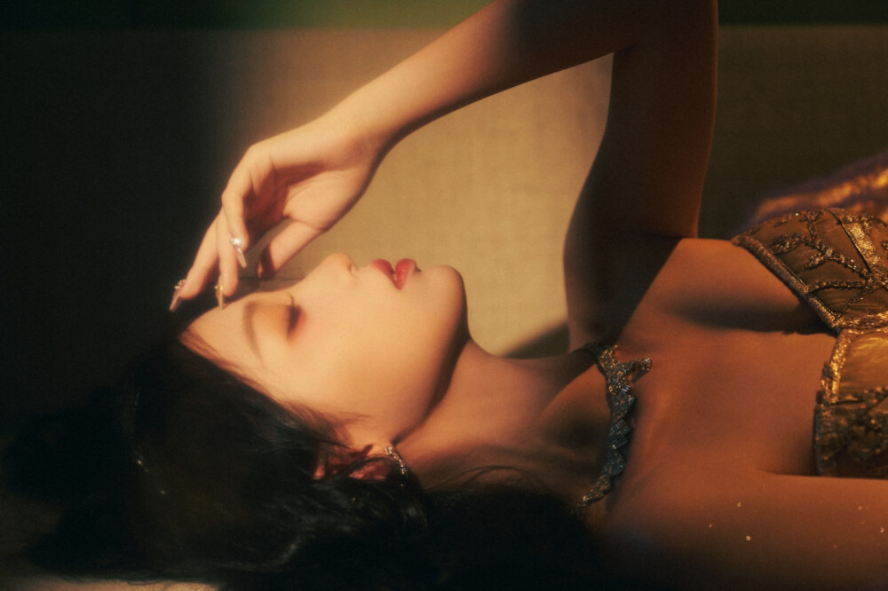 #虞书欣[超话]##虞书欣新歌未完待续首唱舞台##虞书欣再唱失忆# 我喜欢我的形状，不规则多漂亮，就算会受伤～也当作我的妆，钻石被打磨过才漂亮