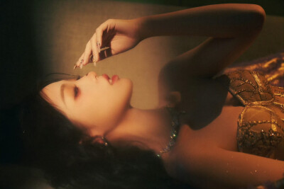 #虞书欣[超话]##虞书欣新歌未完待续首唱舞台##虞书欣再唱失忆# 我喜欢我的形状，不规则多漂亮，就算会受伤～也当作我的妆，钻石被打磨过才漂亮