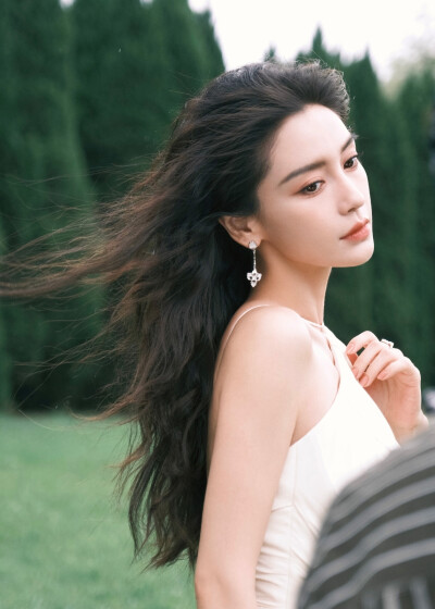 #angelababy[超话]# ·#Angelababy绿野漫游写真# ·#Angelababy公主下午茶# 身处幽静绿野，与风对话，氤氲着法式浪漫气息，随boss颖@angelababy 开启一场森系下午茶