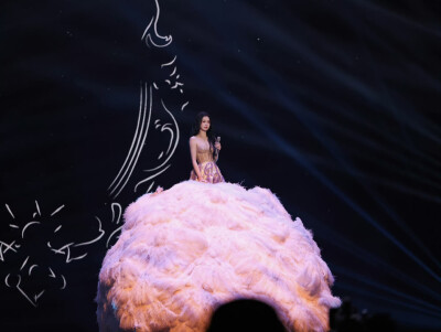 #虞书欣[超话]##虞书欣新歌未完待续首唱舞台##虞书欣再唱失忆# 我喜欢我的形状，不规则多漂亮，就算会受伤～也当作我的妆，钻石被打磨过才漂亮