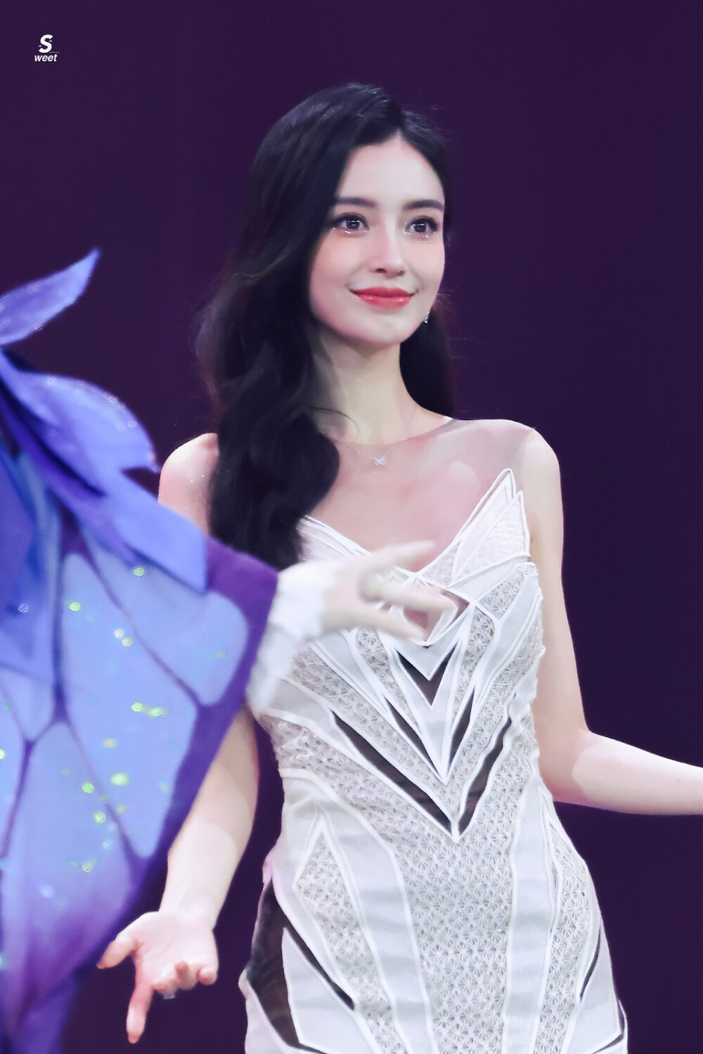 #angelababy[超话]# ·#Angelababy赛博白战裙# ·#Angelababy竹林白孔雀# 月光引线雀翎为衫，皎白之羽装点曼妙意蕴。和boss颖@angelababy 一起战至终章，于竹林间邂逅初秋浪漫