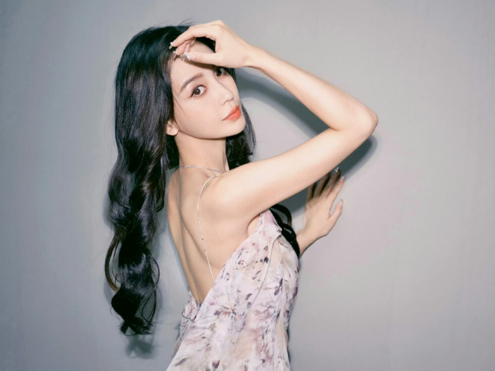 #angelababy[超话]# ·#听说很好吃# 简洁线条篆刻灵动优雅，精致碎花铺陈明快魅力。你的饭搭子@angelababy 向你发出美食共享邀请，一起成为知“食”分子吧