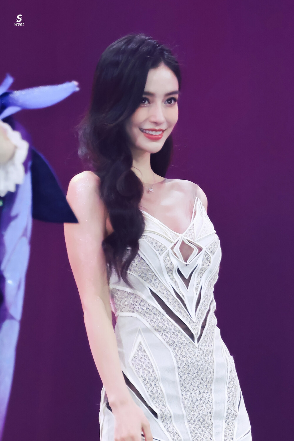 #angelababy[超话]# ·#Angelababy赛博白战裙# ·#Angelababy竹林白孔雀# 月光引线雀翎为衫，皎白之羽装点曼妙意蕴。和boss颖@angelababy 一起战至终章，于竹林间邂逅初秋浪漫