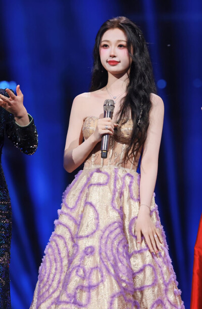 #虞书欣[超话]##虞书欣新歌未完待续首唱舞台##虞书欣再唱失忆# 我喜欢我的形状，不规则多漂亮，就算会受伤～也当作我的妆，钻石被打磨过才漂亮