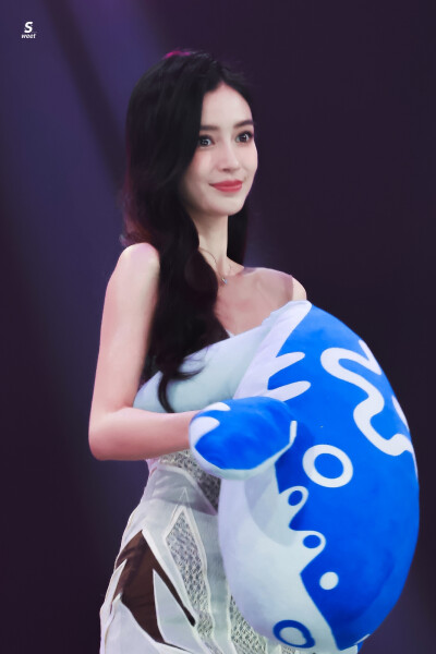 #angelababy[超话]# ·#Angelababy赛博白战裙# ·#Angelababy竹林白孔雀# 月光引线雀翎为衫，皎白之羽装点曼妙意蕴。和boss颖@angelababy 一起战至终章，于竹林间邂逅初秋浪漫