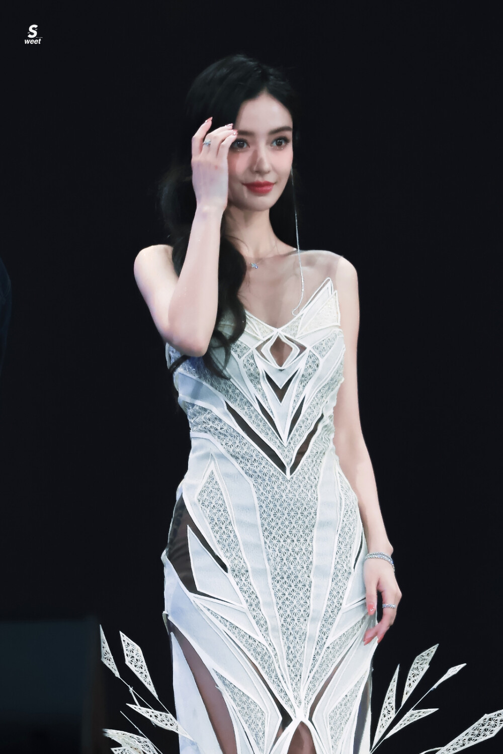 #angelababy[超话]# ·#Angelababy赛博白战裙# ·#Angelababy竹林白孔雀# 月光引线雀翎为衫，皎白之羽装点曼妙意蕴。和boss颖@angelababy 一起战至终章，于竹林间邂逅初秋浪漫