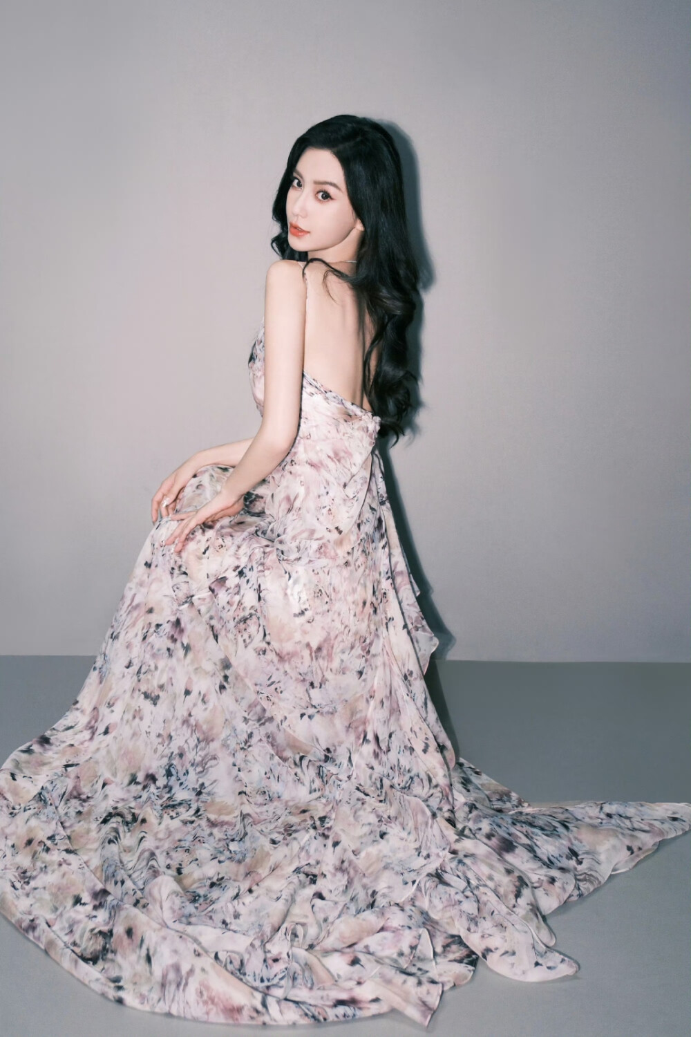 #angelababy[超话]# ·#听说很好吃# 简洁线条篆刻灵动优雅，精致碎花铺陈明快魅力。你的饭搭子@angelababy 向你发出美食共享邀请，一起成为知“食”分子吧