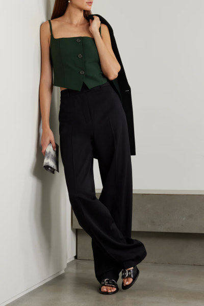 Helmut Lang 这款方领上衣以颇有筋骨的斜纹布制成，剪裁精良，前襟配有同色系纽扣，短下摆尤其适合搭配低腰裤。