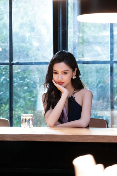 杨颖/Angelababy
#angelababy[超话]# ·#Angelababy厨房大片# 来到上海曲径通幽的老巷，走进泰安门，将美食注入时间韵味与自然感悟，跟随boss颖@angelababy 体验一场沉浸式味蕾挑战赛吧