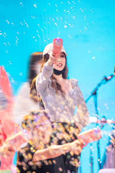 虞书欣
#虞书欣你好星期六# 彩排也玩的很认真的@虞书欣Esther ，今晚会带来什么惊喜呢？20:10 锁定《你好星期六》吧