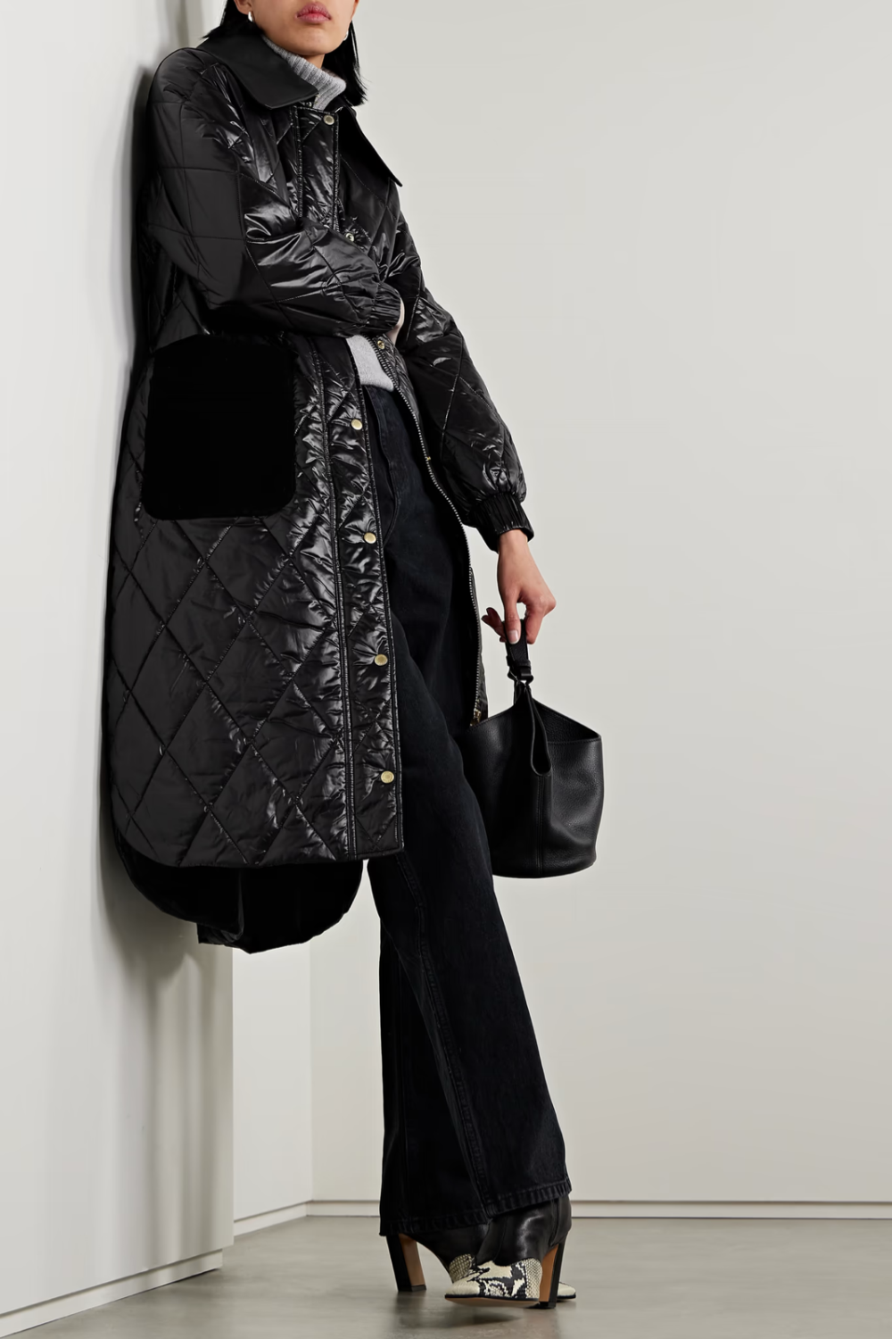 Barbour 这款 “Marsett” 外套堪称理想的户外大衣，无论乡间散步还是都市漫游时穿着俱佳。它以亮面软壳面料制成，绗缝衣身设有皮革尖领，后背和口袋上的天鹅绒边饰更添细腻质感，格纹衬里内面设有可调式 T 字扣，恰可收束腰身