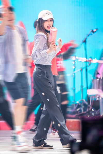 虞书欣
#虞书欣你好星期六# 彩排也玩的很认真的@虞书欣Esther ，今晚会带来什么惊喜呢？20:10 锁定《你好星期六》吧