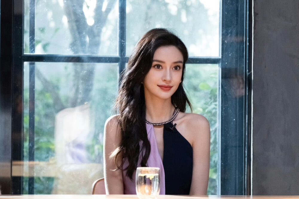 杨颖/Angelababy
#angelababy[超话]# ·#Angelababy厨房大片# 来到上海曲径通幽的老巷，走进泰安门，将美食注入时间韵味与自然感悟，跟随boss颖@angelababy 体验一场沉浸式味蕾挑战赛吧