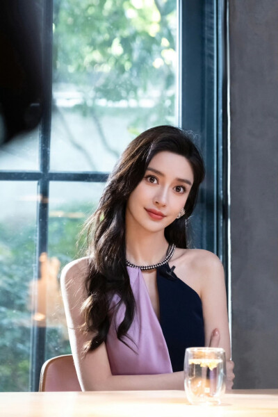 杨颖/Angelababy
#angelababy[超话]# ·#Angelababy厨房大片# 来到上海曲径通幽的老巷，走进泰安门，将美食注入时间韵味与自然感悟，跟随boss颖@angelababy 体验一场沉浸式味蕾挑战赛吧