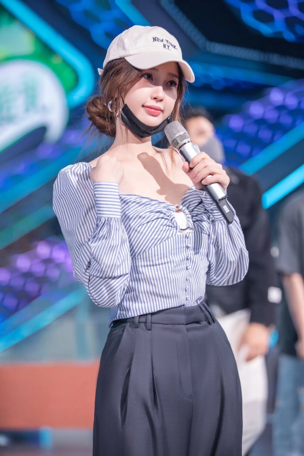 虞书欣
#虞书欣你好星期六# 彩排也玩的很认真的@虞书欣Esther ，今晚会带来什么惊喜呢？20:10 锁定《你好星期六》吧