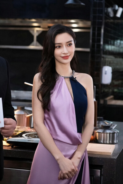 杨颖/Angelababy
#angelababy[超话]# ·#Angelababy厨房大片# 来到上海曲径通幽的老巷，走进泰安门，将美食注入时间韵味与自然感悟，跟随boss颖@angelababy 体验一场沉浸式味蕾挑战赛吧