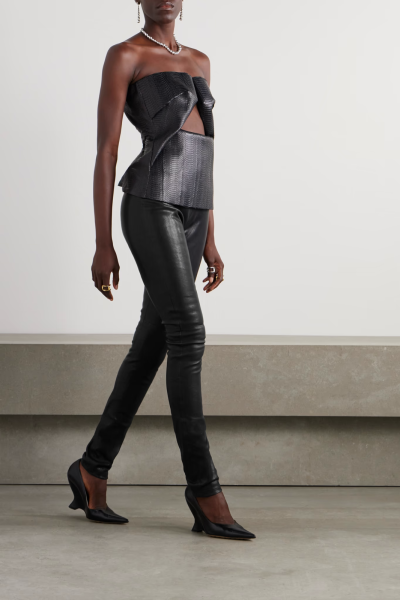 Ann Demeulemeester 这款 “Florence” 紧身裤曾亮相品牌 2023 秋冬秀台，它紧密贴身，与力量感十足的大廓形西装外套和大衣形成鲜明的比例反差。单品以柔滑的黑色皮革制成，适合搭配本站收录的同系列靴子，重现秀场…