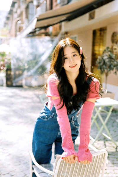 粉色毛衣
出镜：@木子真真- ​​​