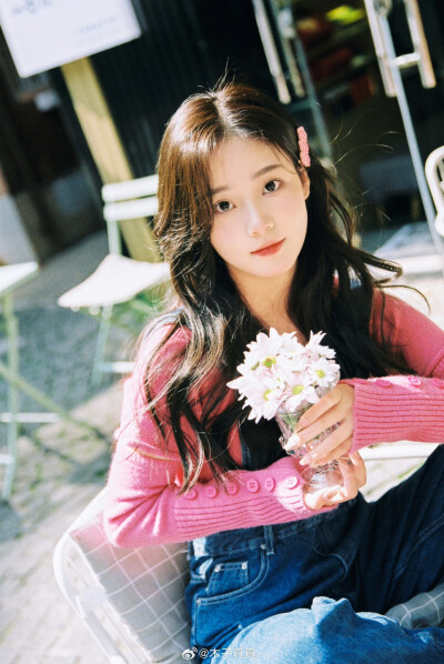 粉色毛衣
出镜：@木子真真- ​​​