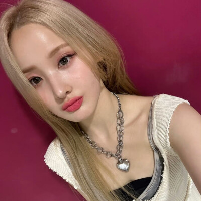 洪恩採
Haneul
Belle