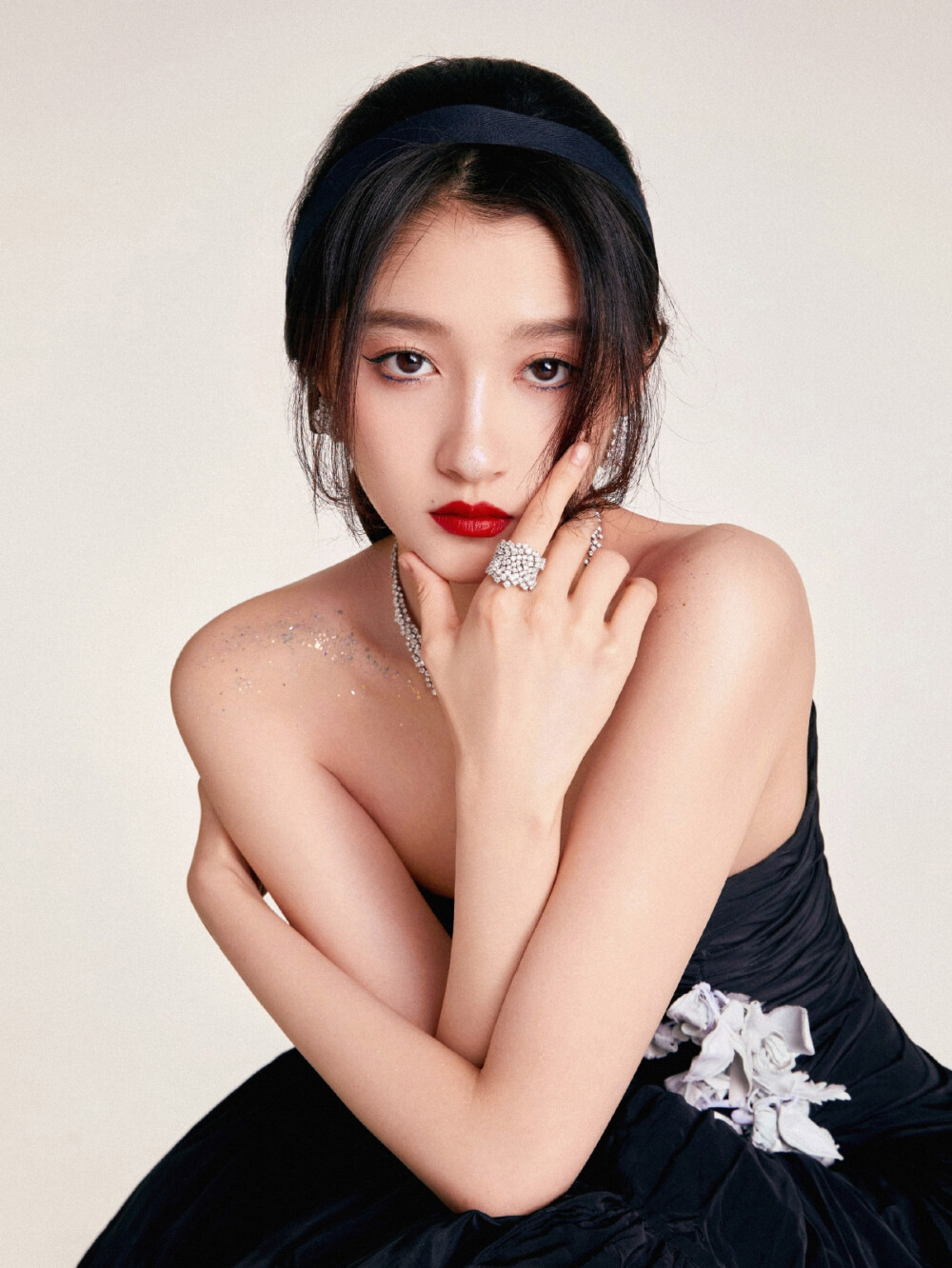 关晓彤魔女挑染发髻关晓彤暗黑公主造型暗黑微光魔女氛围上海电影节