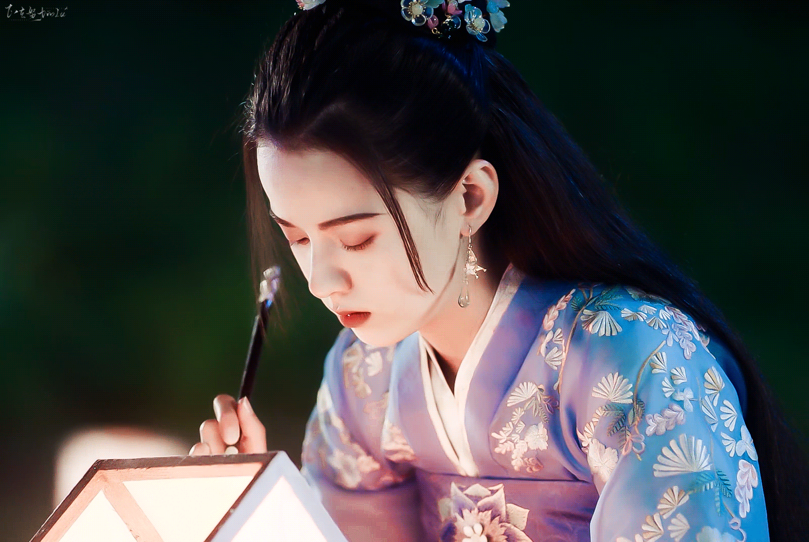 黄日莹 | 林真儿
cr:正在努力的LU