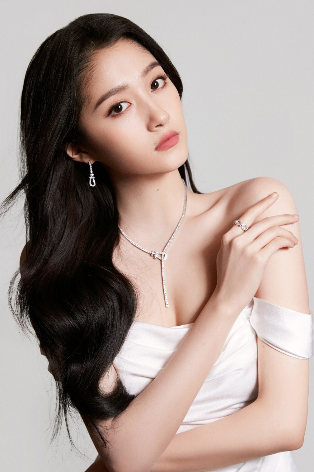 #关晓彤[超话]# 璀璨心愿，浪漫降临。@关晓彤 白色开叉长裙造型，优雅凝聚无限心意，祝大家乐享爱的时刻[心] ​​​