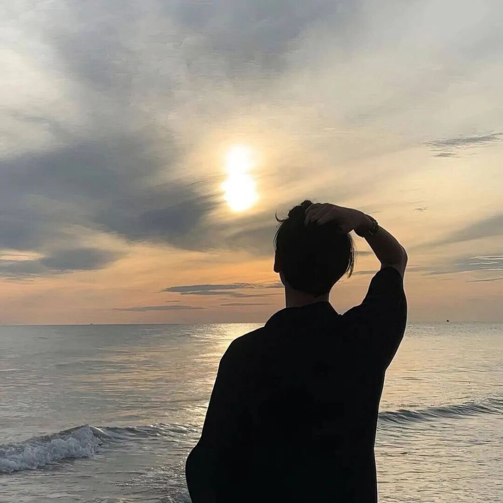 男生头像
一起吹过晚风的人 大概会记得久一些
#头像##朋友圈背景图