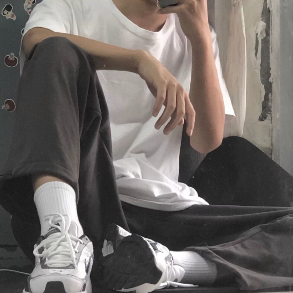 男生欲言又止的看着你
