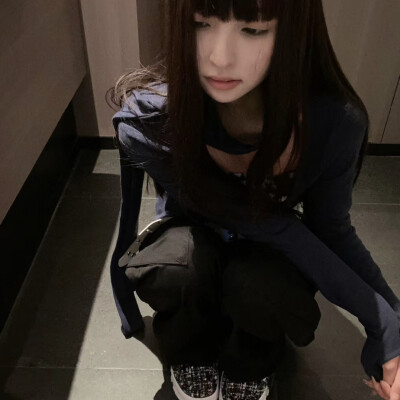 咬红唇