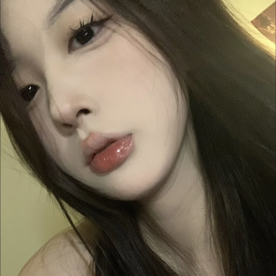 咬红唇