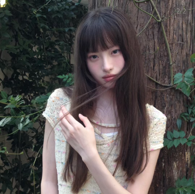 咬红唇