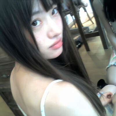 咬红唇