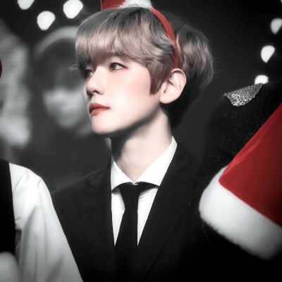  “静静地听，有个声音在说爱你.”
边伯贤Baekhyun cr.LOVEAPPEAL