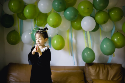 3岁生日开心吗
摄影：洪小漩
出镜：家人
因为前段时间一直忙着出差，近期又日日下雨。因此，原本计划好的户外生日照拍摄行程泡了汤。
纵然如此，生日当天的仪式感依然要给足。
道具早好几天就已经送到，前一夜…