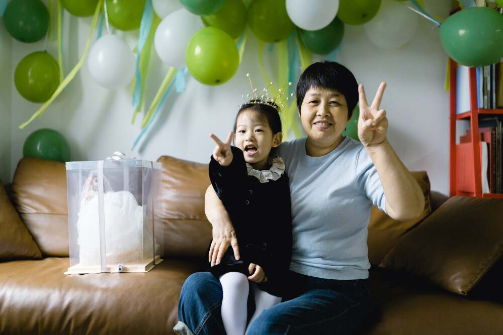 3岁生日开心吗
摄影:洪小漩
出镜:家人
因为前段时间一直忙着出差,近期又日日下雨。因此,原本计划好的户外生日照拍摄行程泡了汤。
纵然如此,生日当天的仪式感依然要给足。
道具早好几天就已经送到,前一夜,气球打到手疼。
然后,布置场景,做蛋糕胚,组装礼物……折腾到半夜。
第二天,当把小公主的礼盒送到她面前时,菲比忍不住发出“哇”的惊呼。
太有趣。
马上要去工作了,话来不及说太多。
但是生日纪念是有时效性的。
其他遗憾,等忙完这场大赛再弥补吧。