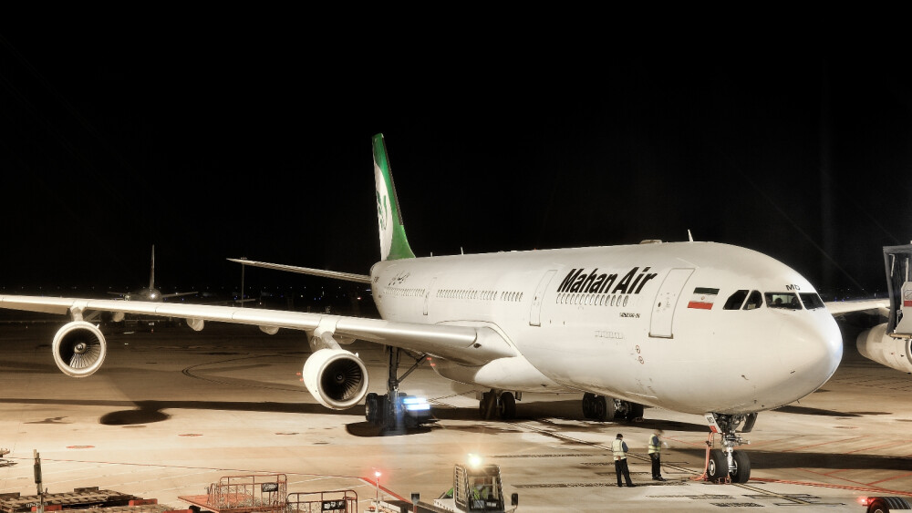 浦東機場夜場的馬漢航空A340-313X，芬蘭航空和中國國際航空的A350-941，吉祥航空787-9