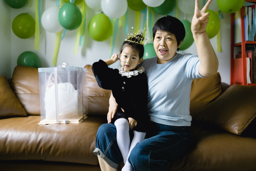 3岁生日开心吗
摄影：洪小漩
出镜：家人
因为前段时间一直忙着出差，近期又日日下雨。因此，原本计划好的户外生日照拍摄行程泡了汤。
纵然如此，生日当天的仪式感依然要给足。
道具早好几天就已经送到，前一夜，气球打到手疼。
然后，布置场景，做蛋糕胚，组装礼物……折腾到半夜。
第二天，当把小公主的礼盒送到她面前时，菲比忍不住发出“哇”的惊呼。
太有趣。
马上要去工作了，话来不及说太多。
但是生日纪念是有时效性的。
其他遗憾，等忙完这场大赛再弥补吧。