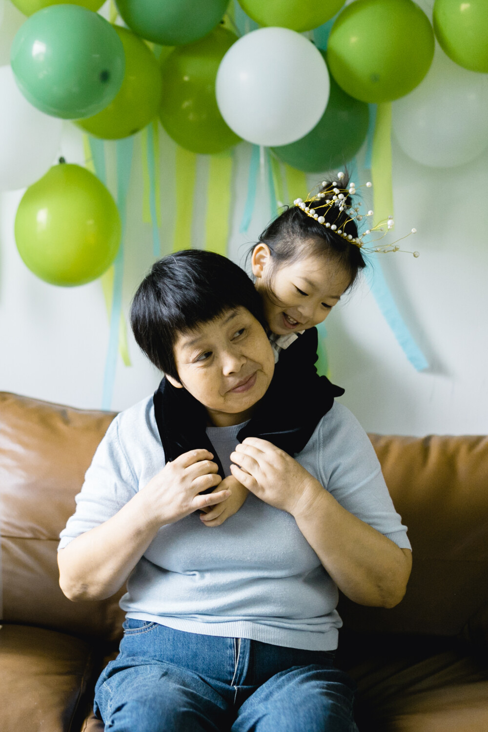 3岁生日开心吗
摄影:洪小漩
出镜:家人
因为前段时间一直忙着出差,近期又日日下雨。因此,原本计划好的户外生日照拍摄行程泡了汤。
纵然如此,生日当天的仪式感依然要给足。
道具早好几天就已经送到,前一夜,气球打到手疼。
然后,布置场景,做蛋糕胚,组装礼物……折腾到半夜。
第二天,当把小公主的礼盒送到她面前时,菲比忍不住发出“哇”的惊呼。
太有趣。
马上要去工作了,话来不及说太多。
但是生日纪念是有时效性的。
其他遗憾,等忙完这场大赛再弥补吧。